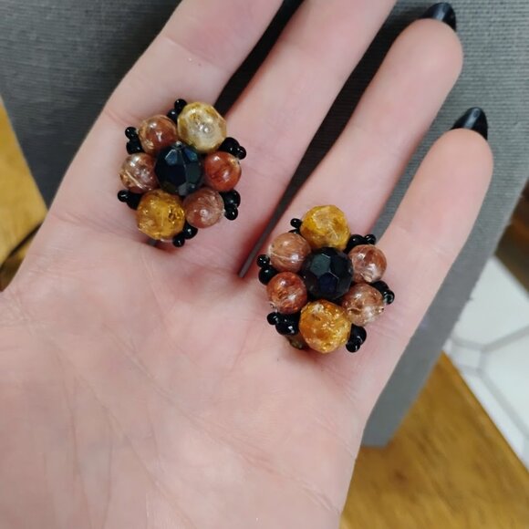 Jewelry - Vintage clip on earrings